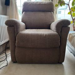 Dual motor riser recliner armchair