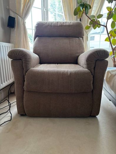 Dual motor riser recliner armchair