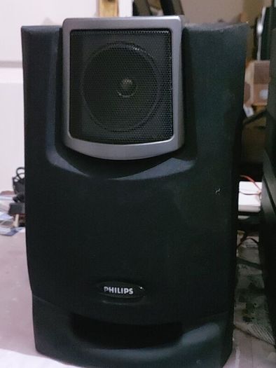 Philips Mini Hi-Fi System, Model FW 355C, 3 CD Changer, Radio and dual Tape Deck and 2 Lovely Philips speakers, in very Good Condition