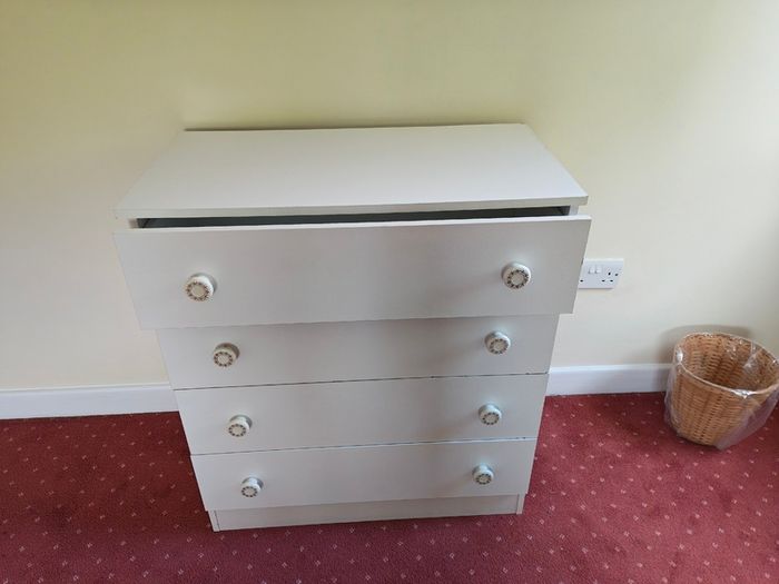 Lovely neat chest of drawers drawers