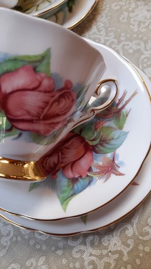 Vintage  Paragon "Six World Famous Rose" tea trios