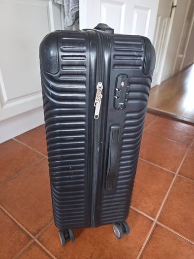 Medium suitcase