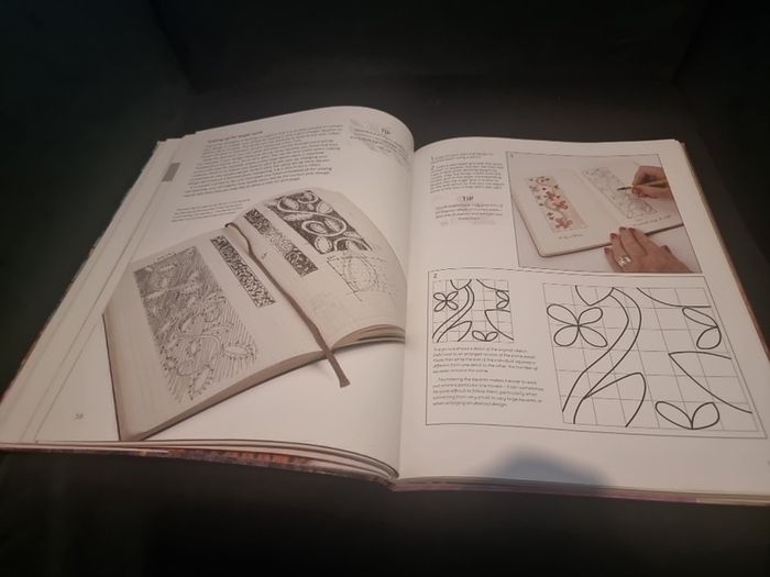 The Textile Artist: Layered Cloth: The Art of Fabric Manipulation (Paperback)