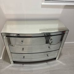 chest of drawers mirrored