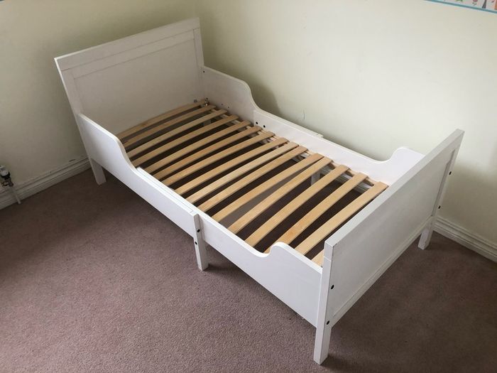 Extendable toddler bed