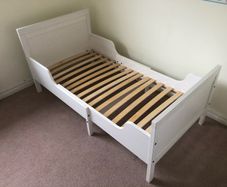 Extendable toddler bed