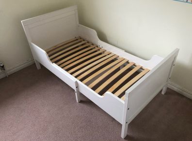 Extendable toddler bed