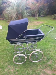Vintage 1970s Silver Cross pram, a design classic, D18