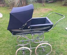 Vintage 1970s Silver Cross pram, a design classic, D18