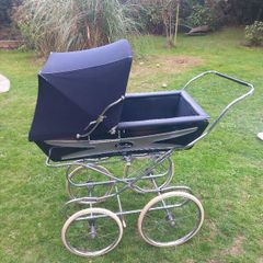 Vintage 1970s Silver Cross pram, a design classic, D18