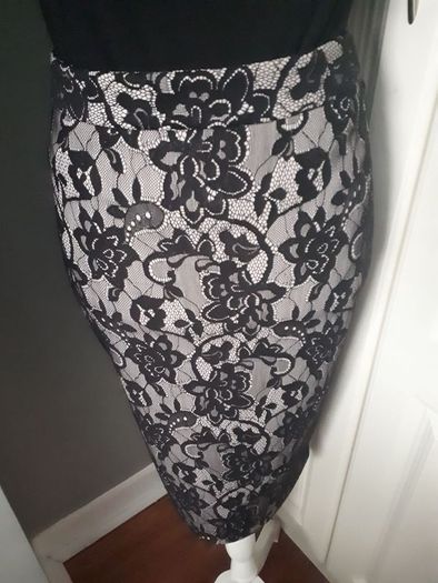 Beautiful Fitted Black Lace Look Floral Pencil Skirt (Size 8)