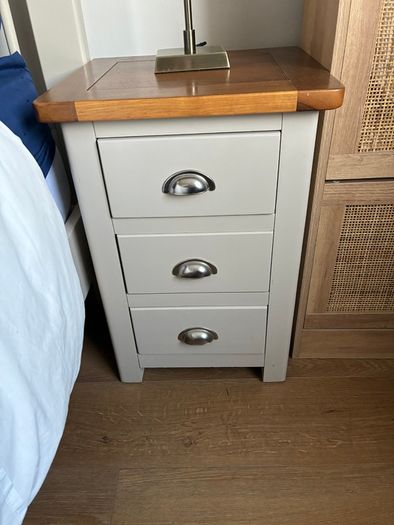 King bed, matching lockers and chest of drawers