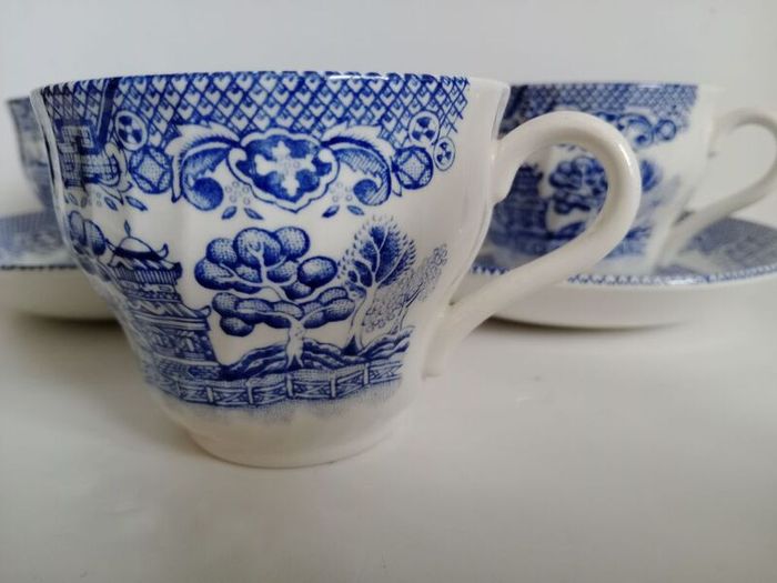 vintage willow cups, saucers and bowl, blue willow cups