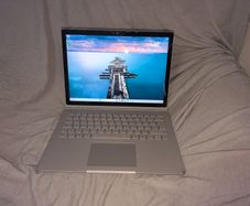 Microsoft Surface Book 13.5" Touchscreen (i5 / 8GB / 256GB SSD)
