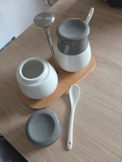 Condiment containers with spoons