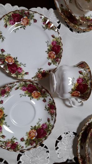 Royal Albert "Country Roses " trio