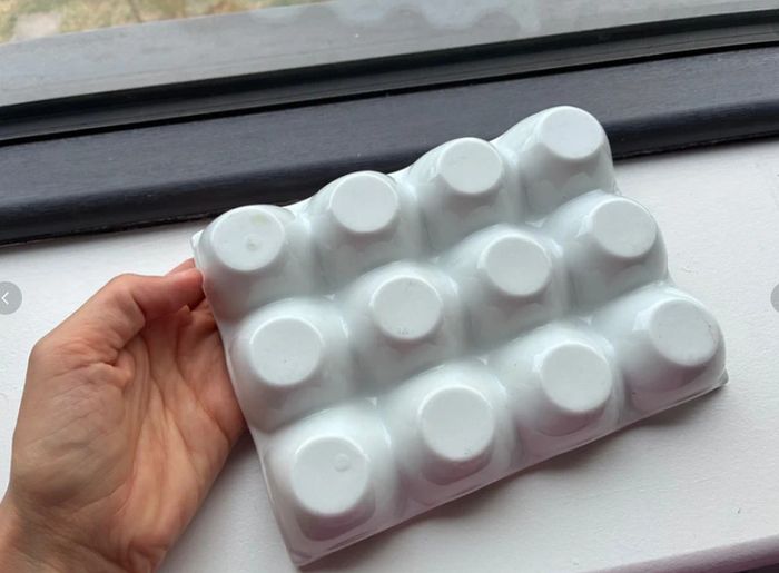 Ceramic egg holder