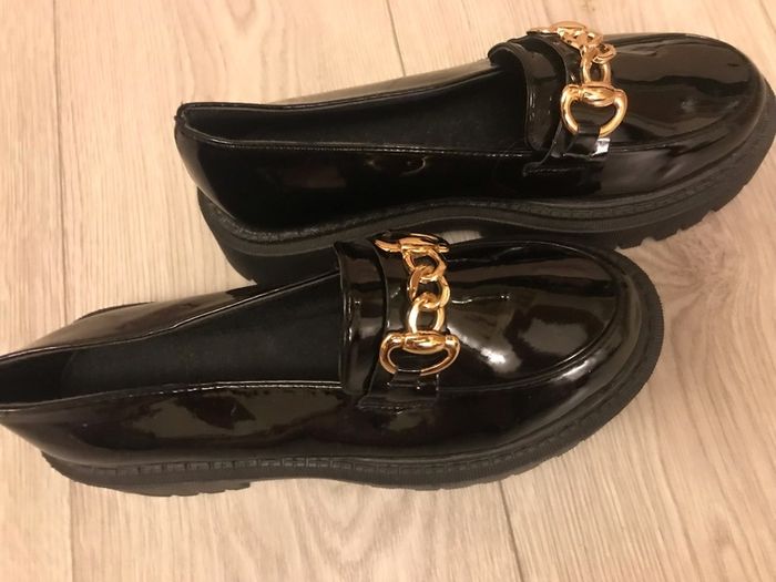 Black shoes with gold chain
