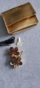 Marc Jacob Daisy perfume brooch pin