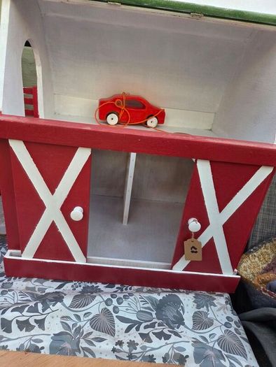 Barn house , wooden and great for Kids
