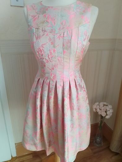 Ladies Dresses 8/10