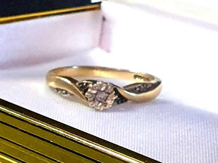 Vintage Hallmarked 9ct Gold Diamond Ring