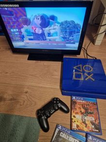 Limited edition Blue ps4 slim bundle - 2 controls 4 games.(firmware 13.52)