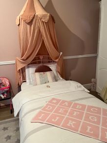 Pink single bed