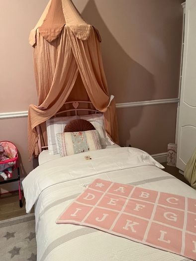 Pink single bed