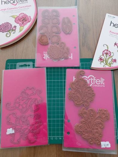 Heartfelt-dies and stamps- Fanciful Carnation