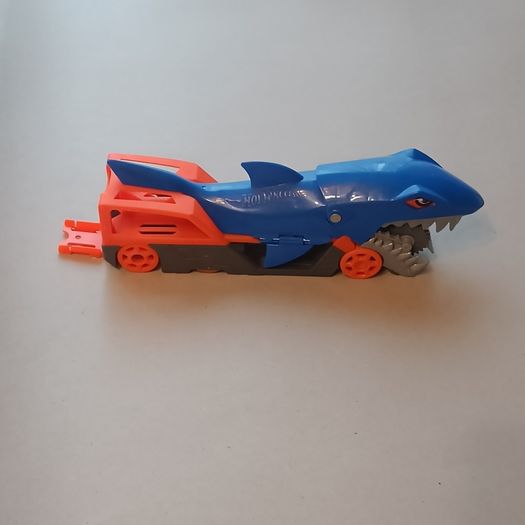 Hot Wheels Shark Chomp Transporter Playset & Diecast Car