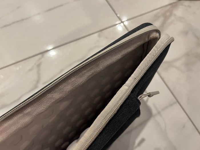 Macbook Pro 2019 Touchbar and accessories - Great condition