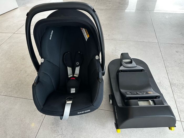 Maxi Cosi Car Seat and isofix base