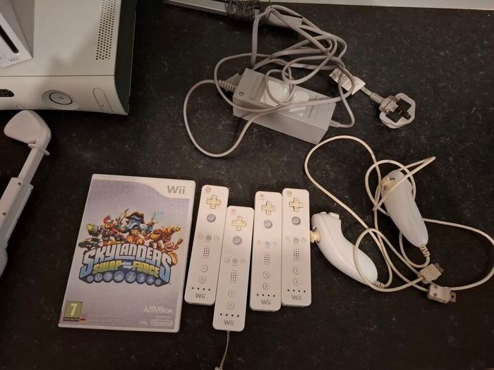 Xbox 360 & Nitendo Wii Bundle