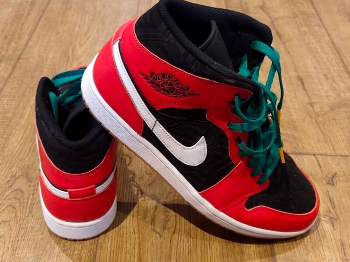 Nike Air Jordan 1  Mid:    SIZE US 10.5 / UK 9.5