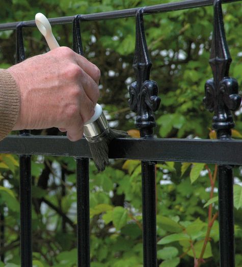 0.75 Liters oil-based, non-peel multi-surface paint suitable for all surfaces with built-in rust inhibiting qualities.