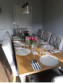 Beautiful oak table and 8 chairs