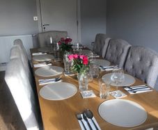 Beautiful oak table and 8 chairs
