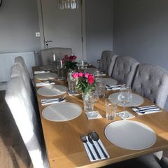 Beautiful oak table and 8 chairs