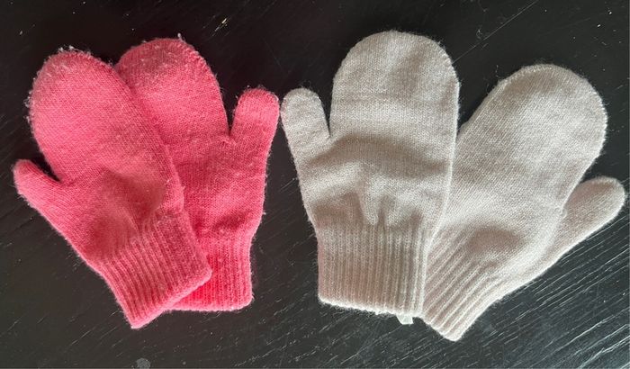 H&M 2 pack of pink mittens Size 4 months-3 years EUC