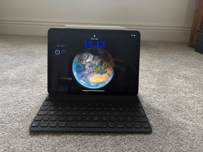 iPad Air 5th Gen 256GB WiFi + Apple Pencil 2 + Smart Keyboard Folio