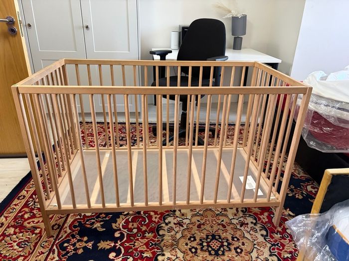 Wooden baby crib with good condition Clevamama cool gel mattress (barely used) + new mattress protector