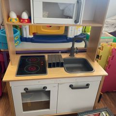 Play kitchen and accessories