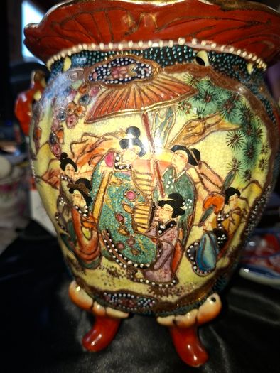Beautiful Vintage Chinese Satsuma Style Footed Planter Moriage Geisha Cachepot Jardiniere,. Add a touch of classic Hollywood Regency flair to your home