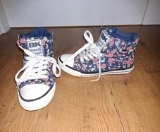 Gorgeous pair of British Knights canvas high tops, size 4, like NEW