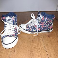 Gorgeous pair of British Knights canvas high tops, size 4, like NEW