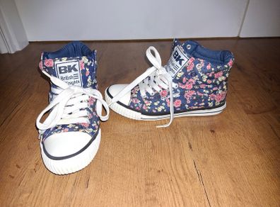 Gorgeous pair of British Knights canvas high tops, size 4, like NEW