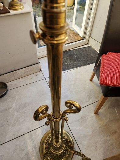 Fantastic victorian brass oil lamp . extends to 2m.