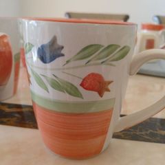 5 x mugs plus sugar bowl and jug