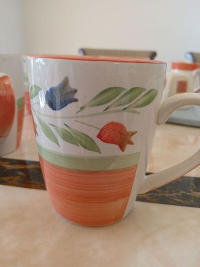 5 x mugs plus sugar bowl and jug